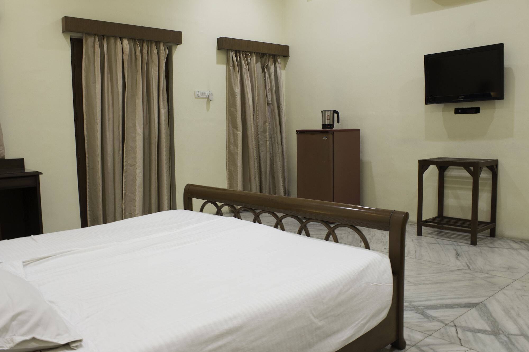 Turf Club House Hotel Pune Bagian luar foto